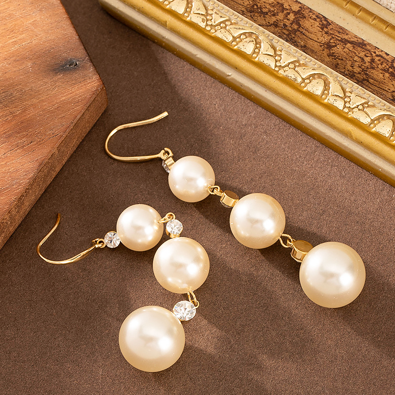 Elegant sophisticated pendant with zircon pearl