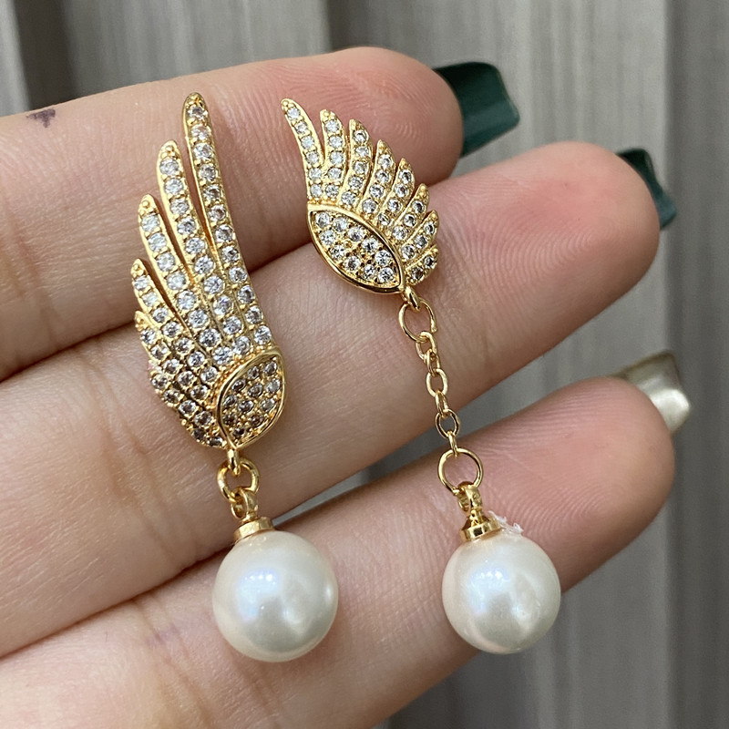 Explosión de sonido de vibración asimétrica alas perlas perlas de moda femenina temperamento elegante amplio aretes de pendientes de bordilla larga