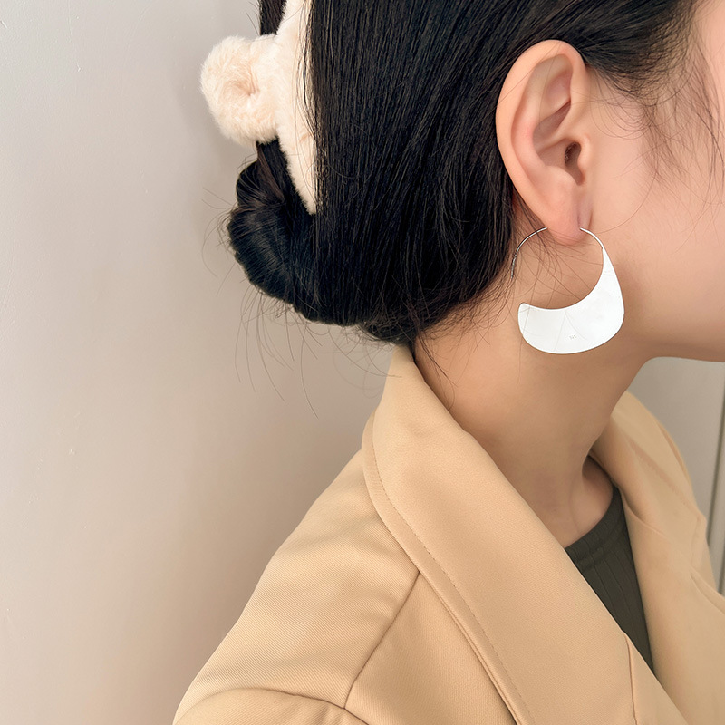 Internet celebrity retro exaggerated large circle semicircle earrings women's silver fashionable irregular mirror earrings trendy 2024