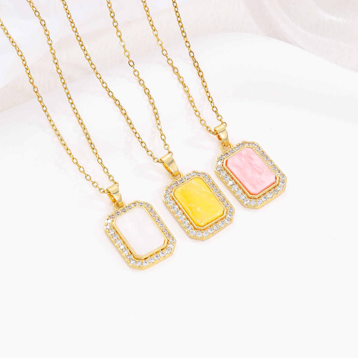 Collar de circón de cobre con incrustaciones de moda de lujo simple europeo y americano, diseño de nicho femenino, collar cuadrado, cadena de clavícula retro personalizada