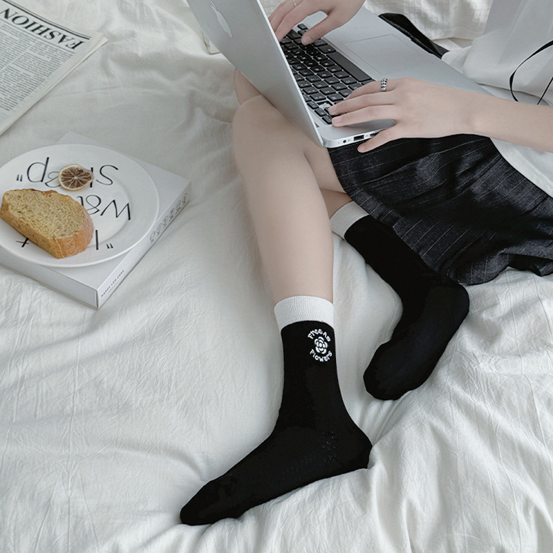 Calcetines de verano para mujeres delgadas mallas transpirables bordadas medias medias medias medias negras y blancas color combinado versátil calcetines de mujer Zhuhai al por mayor