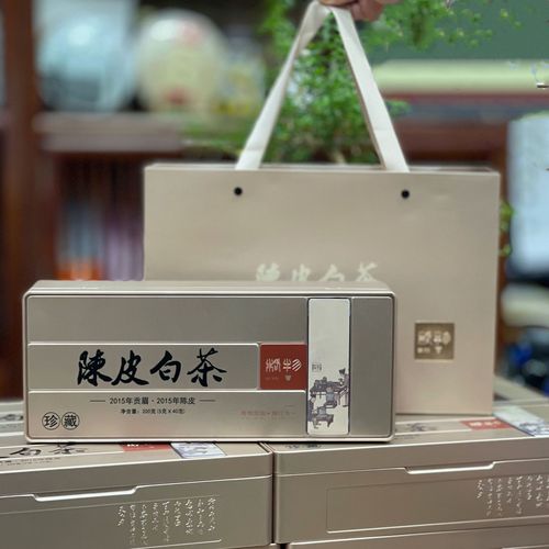 Fuding White Tea 2014 Old White Tea Compressed Gongmei Small Square Pieces 180g per piece, gift box with flip lid