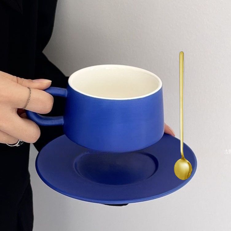 Klein taza de café azul de alta calidad exquisita taza y plato conjunto de tazas caseras tazas de estilo japonés de estilo de mano para mujeres ins
