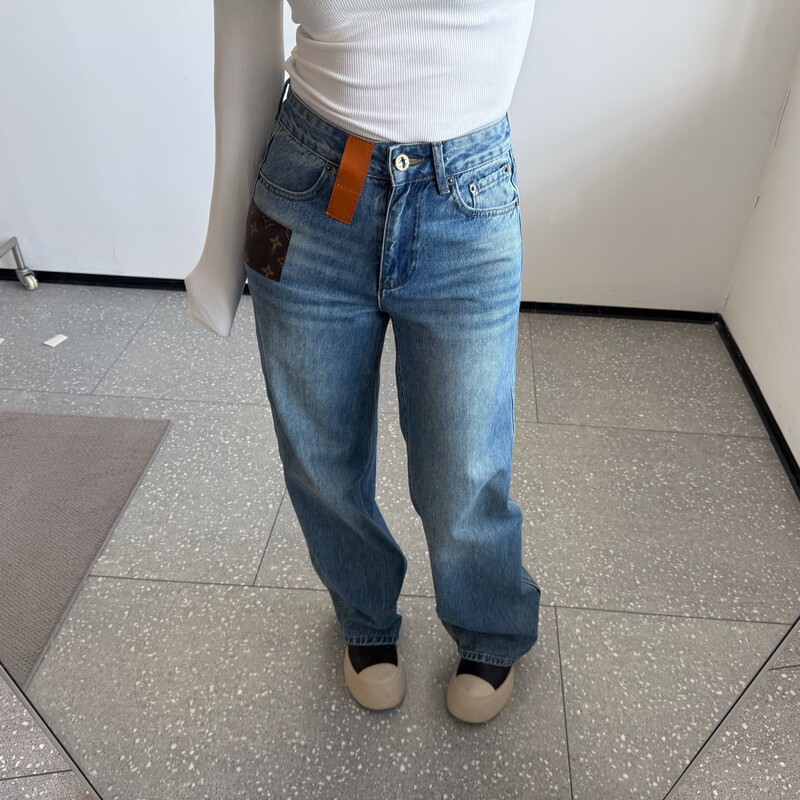 Gao-Level Modern, Beautiful and Sassy Leather Label Presbyopic Details Loose Straight Leg Distressed Washed Jeans for Women