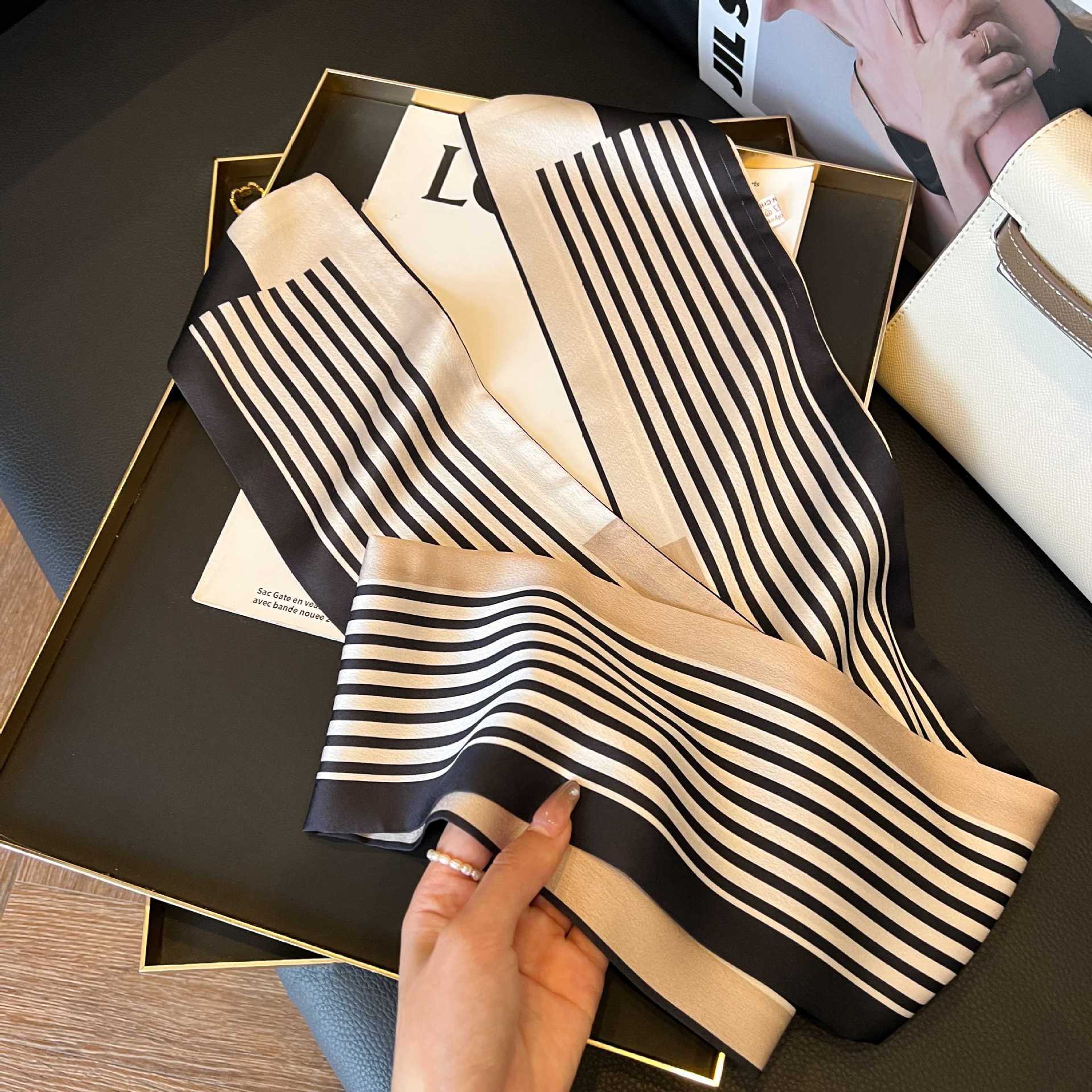 Nueva bufanda de seda pequeña banda larga estrecha para el cabello mujer estilo primavera y otoño moda madre bufanda estilo verano estilo fino serpentina bufanda al por mayor