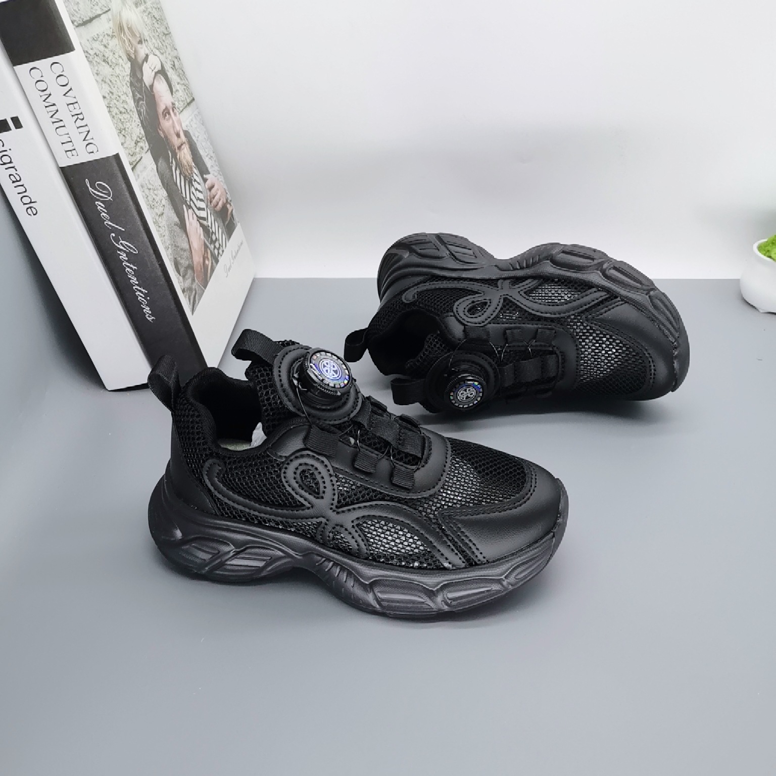 Single Net Boys 2025 New Spring Children's Velcro transpirable Calzado deportivo para niños de mediana edad Calzado para correr con suela ultraligera