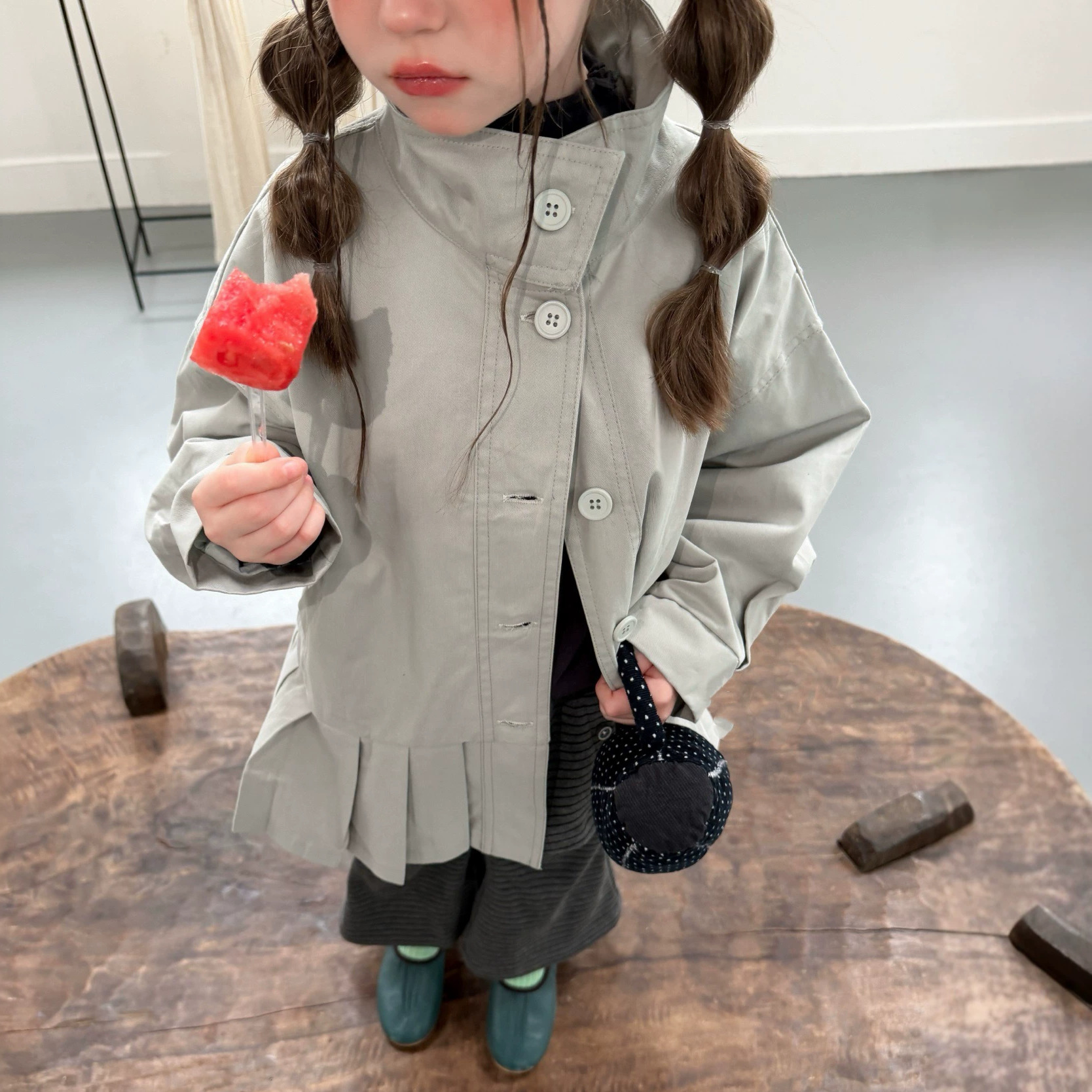 New Korean-style artistic girls' pleated trench coat, 2026 autumn collection, with stand-up collar, long sleeves, and mid-length design, children's coat