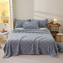 2024年意大利面包格毛毯卷边款素色提花棋盘格批发云貂绒卷边设计