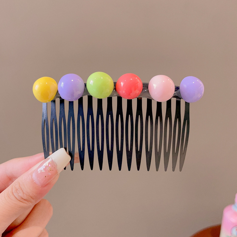 Arteto de acabado de cabello roto de niña