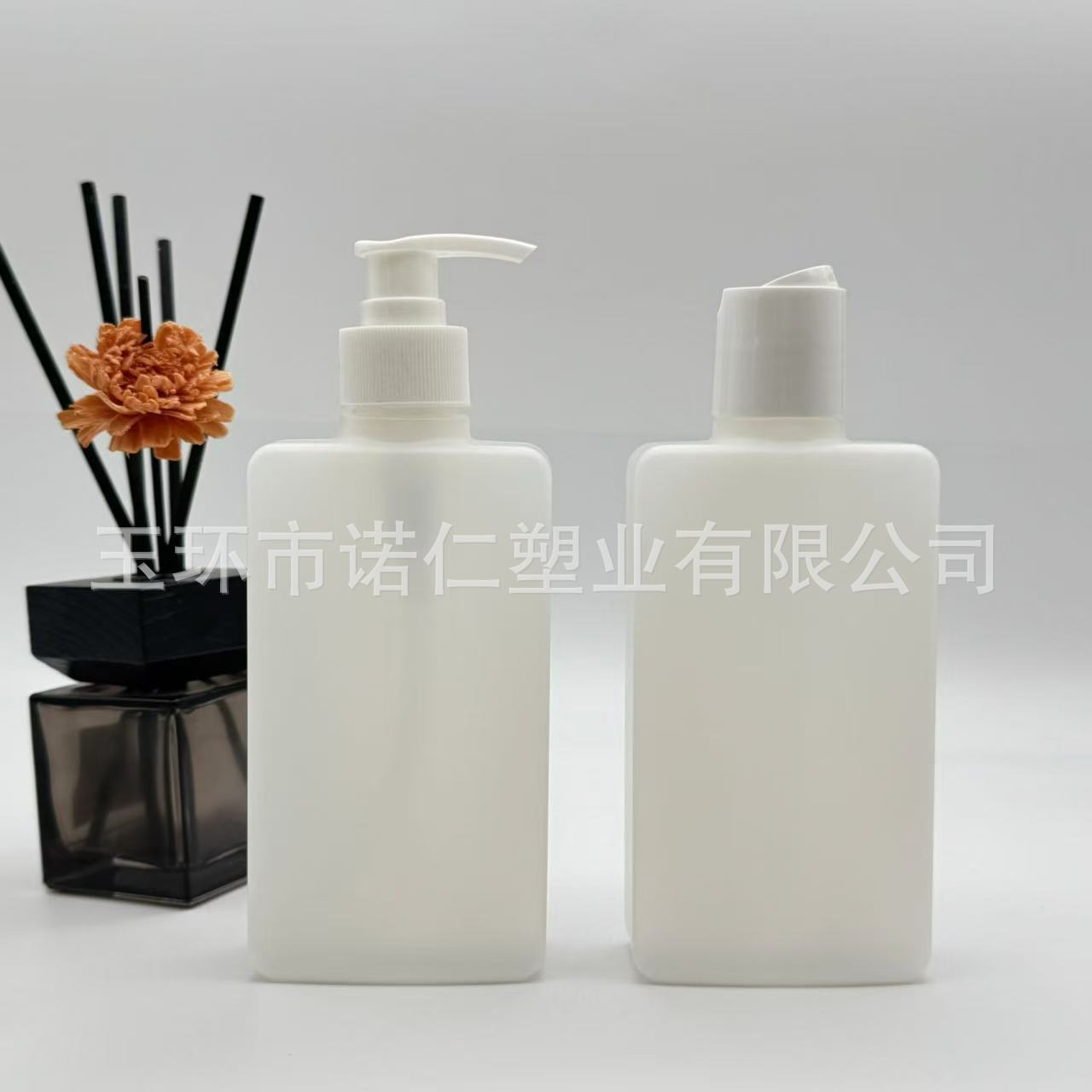 厂家现货28牙300ml白色四方扁瓶身体乳液洗发水沐浴露HDPE塑料瓶