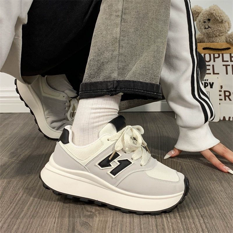 Спортивные повседневные туфли 2025 весна и осень новая мода на мягком подошве дикий папа обувь износостойкая ниша дизайн маленькая белая обувь женщина