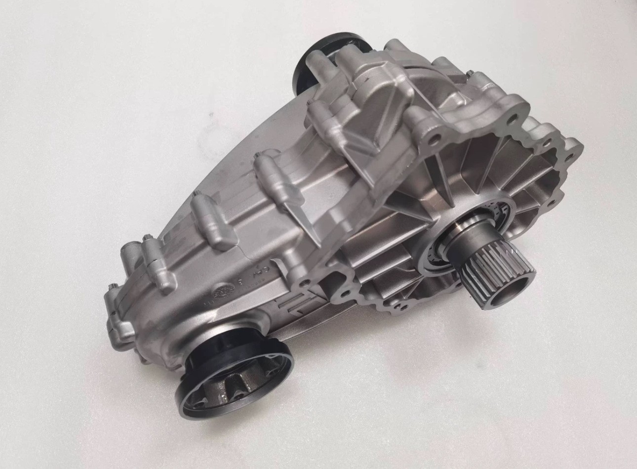 Four-wheel drive vehicle transfer case assembly, original factory aluminum alloy transmission gearbox parts, in-stock transmission transfer case assembly