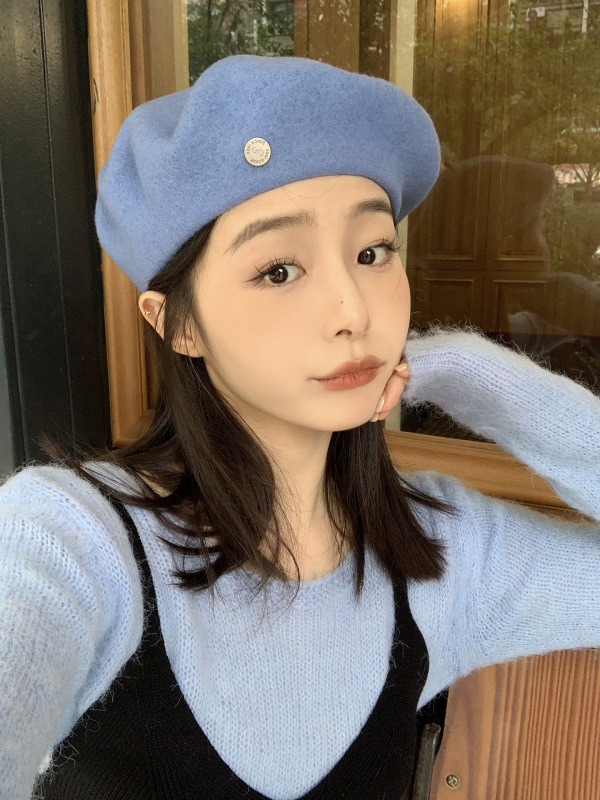 カタツムリは家に登ります。高品質のウールです。ベレー帽の女性です。|undefined