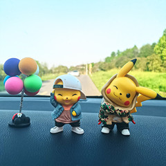 車の置物のかわいいネットの赤い皮のカチカチのcosの中で制御台の車の車内のアクセサリの車の車の漫画の公仔の手はやります。
