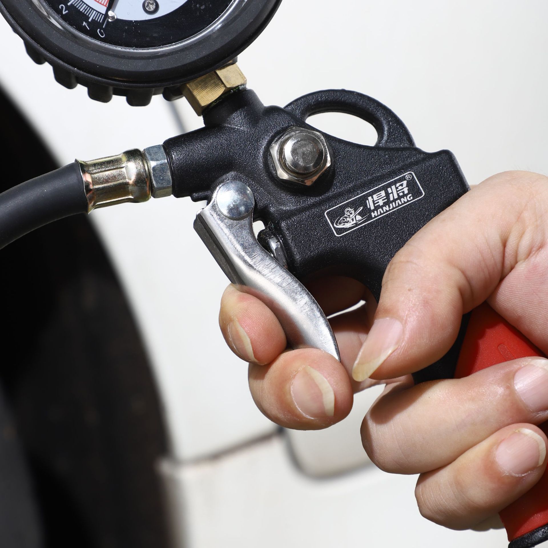 厂家直供新款高精度胎压表气压表数显测压充气汽车轮胎测压监测器