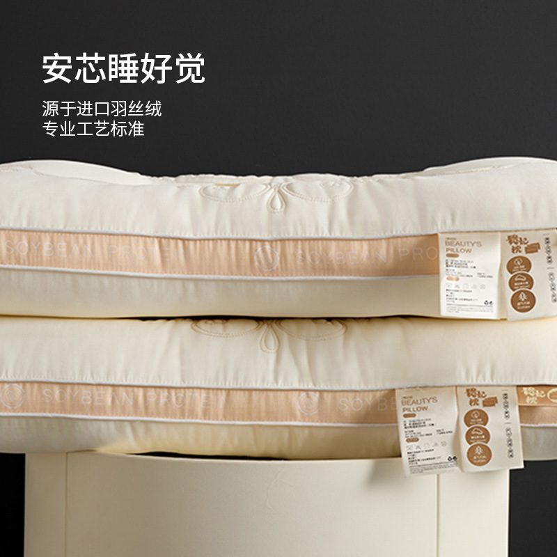 Un par de almohadas para la protección de la columna cervical en el hogar para ayudar a dormir. Dormitorio de estudiantes. Las niñas duermen cómodamente. Almohada baja individual