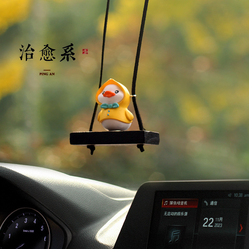 Linda muñeca de pato amarillo colgante de coche espejo retrovisor interior colgante rojo neto decoración creativa del coche