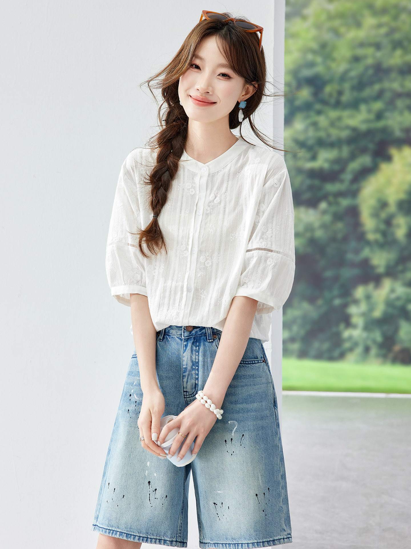 Artistic and Fresh Style Pure Cotton Embroidered Shirt for Women, New Summer Model with Round Neck and Three-Quarter Sleeves, Simple White Blouse, Base Shirt