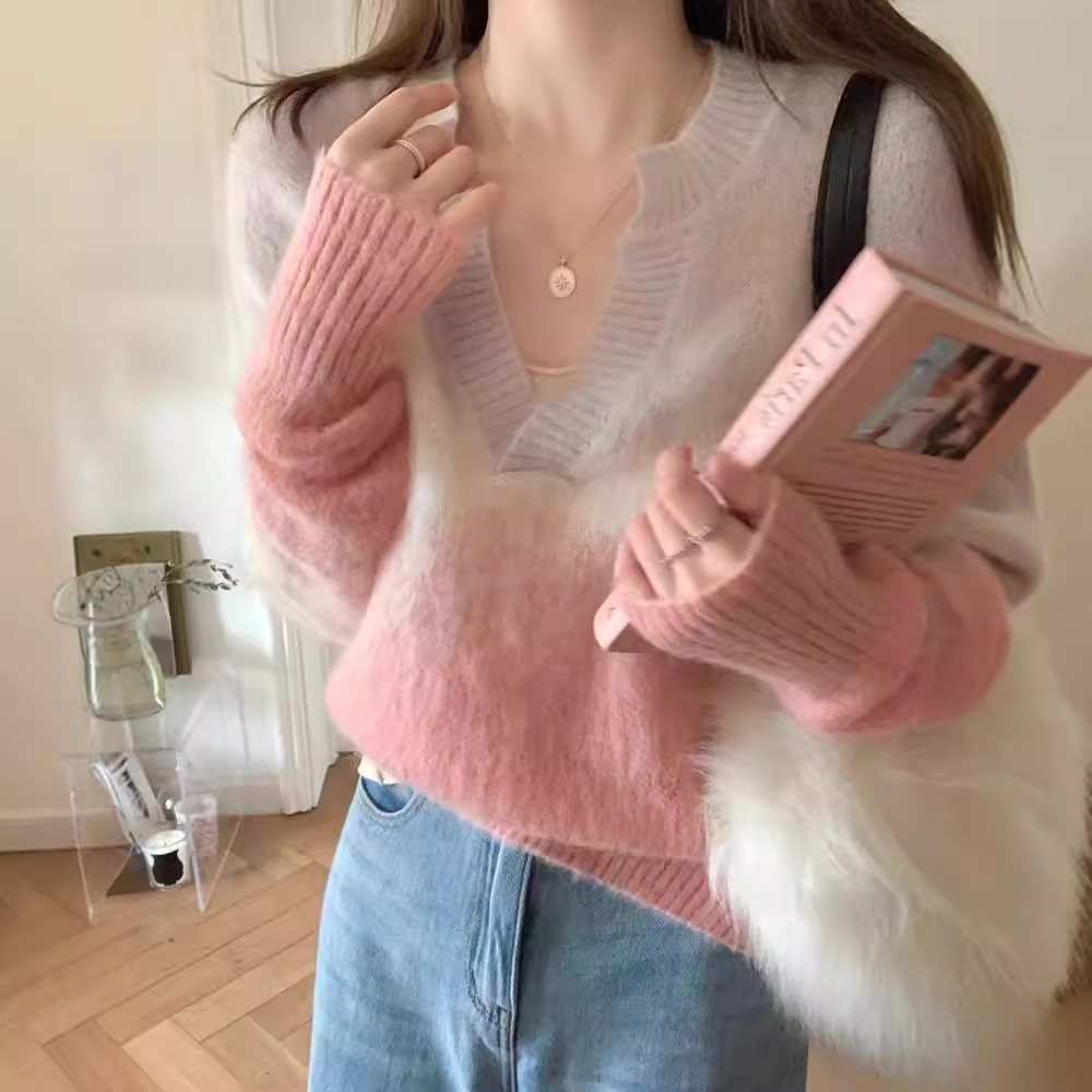 ピンクの優しい柔らかいモチモチ風グラデーションセーター女性秋冬の怠惰なデザイン感の外に馬海毛vネックニット仙を着ています。