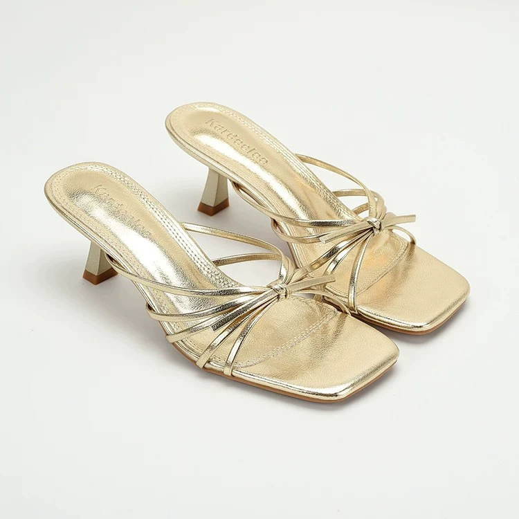 2025 новые летние стильные женские босоножки на высоком каблуке во французском золоте для ношения на улице, элегантные и тонкие ремешки, босоножки с открытым носком на среднем каблуке.