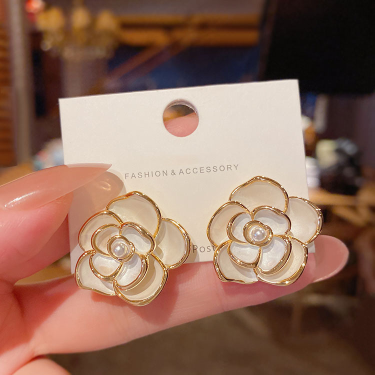 South Korea's High-level Sense Of Light Luxury Temperament White Camellia Earrings Simple Atmosphere Retro Earrings display picture 3