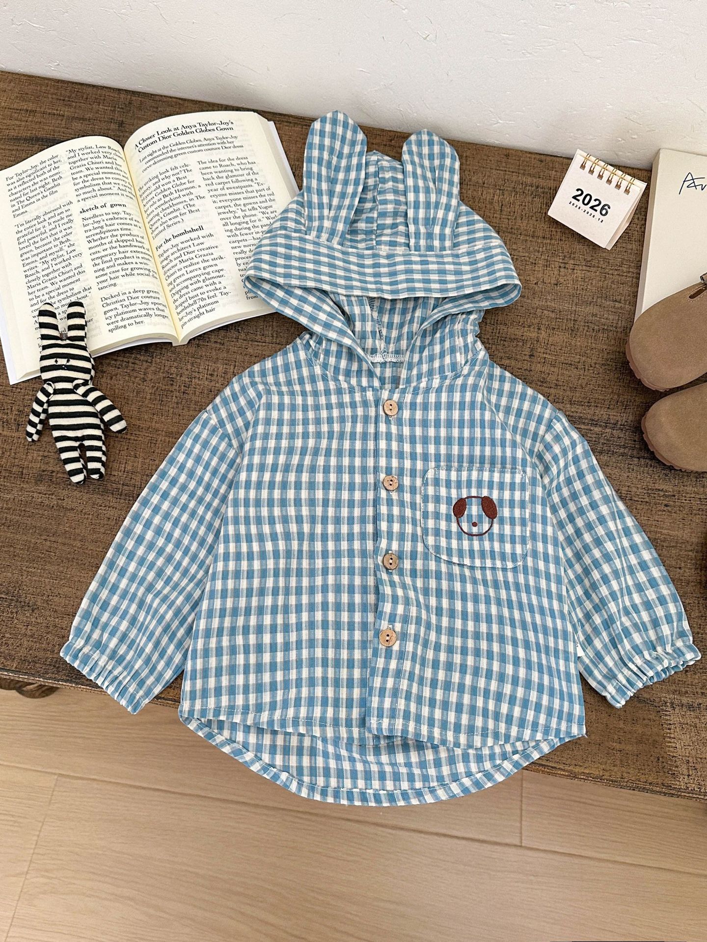 Camisas lindas coreanas para bebés de sexo masculino y femenino 2026 primavera nueva camisa con capuchón de estilo a cuadros para niños extranjeros