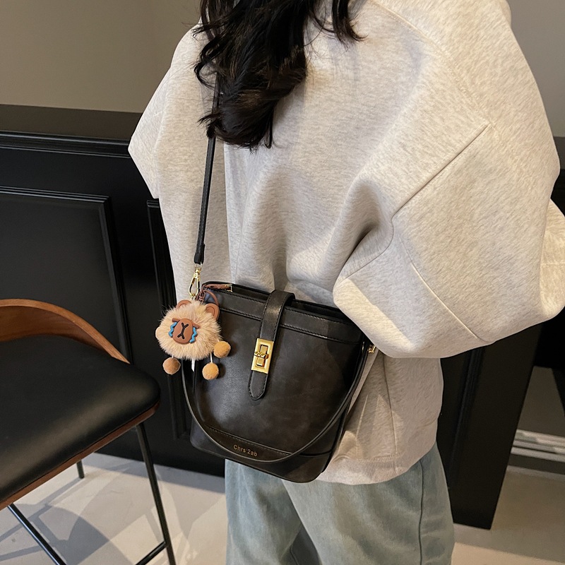 Bolso de cubo de color a juego para mujer 2025 nuevo bolso portátil para axila bolso de mensajero de un solo hombro de moda de alta gama