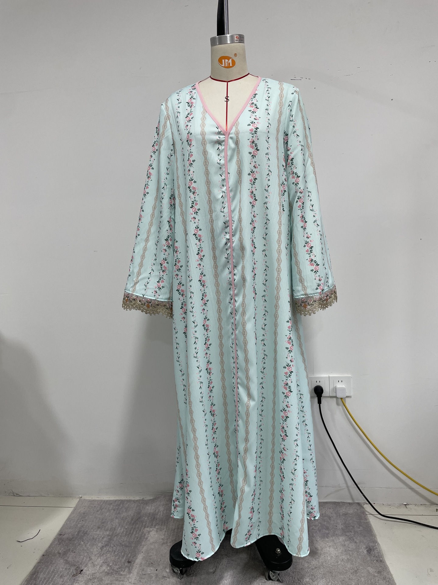 Elegant muslimsk klänning med v-ringning och spetsbroderi_voghion.com