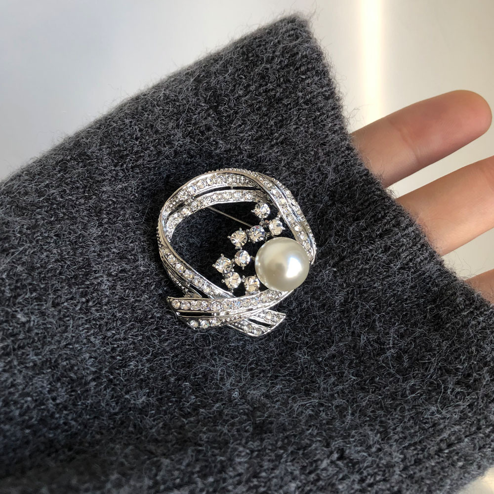 Spilla in metallo geometrica retrò con perla e zircone_voghion.com