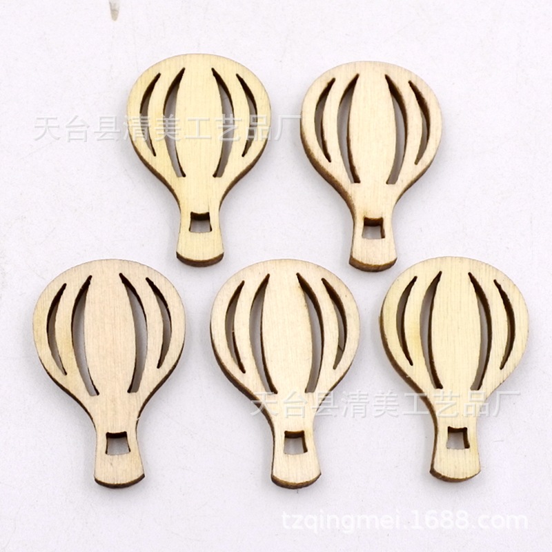 Coche de dibujos animados, avión, vehículo de globo mezclado con 25 botones de dibujos animados de madera en un paquete