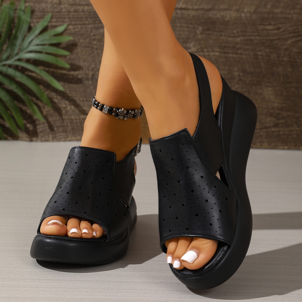 Verano usar sandalias de talón alto para mujeres de pendiente gruesa de fondo suave de verano 2025 nuevas sandalias de fondo plano de fábrica directa para mujeres
