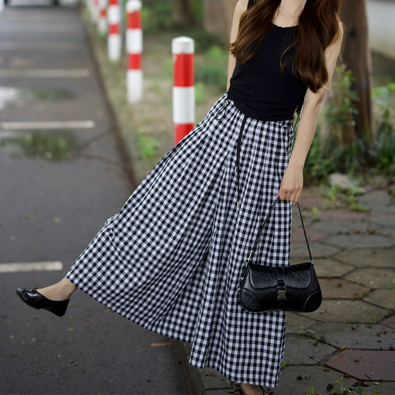 Повседневная брючная юбка больших размеров на лето, новый стиль, закрывающая бедра, утягивающая, черно-белая клетчатая широкая юбка-брюки, искусственный комплект из двух предметов для женщин.
