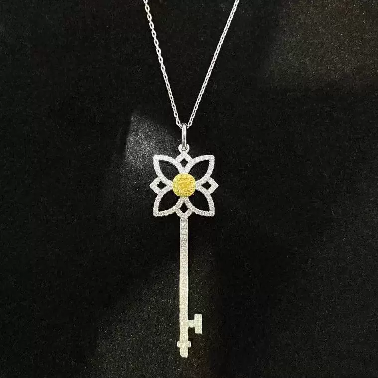 别致四叶草新品钻石项链0.143ct18k金镶嵌纯天然黄钻钥匙款项链