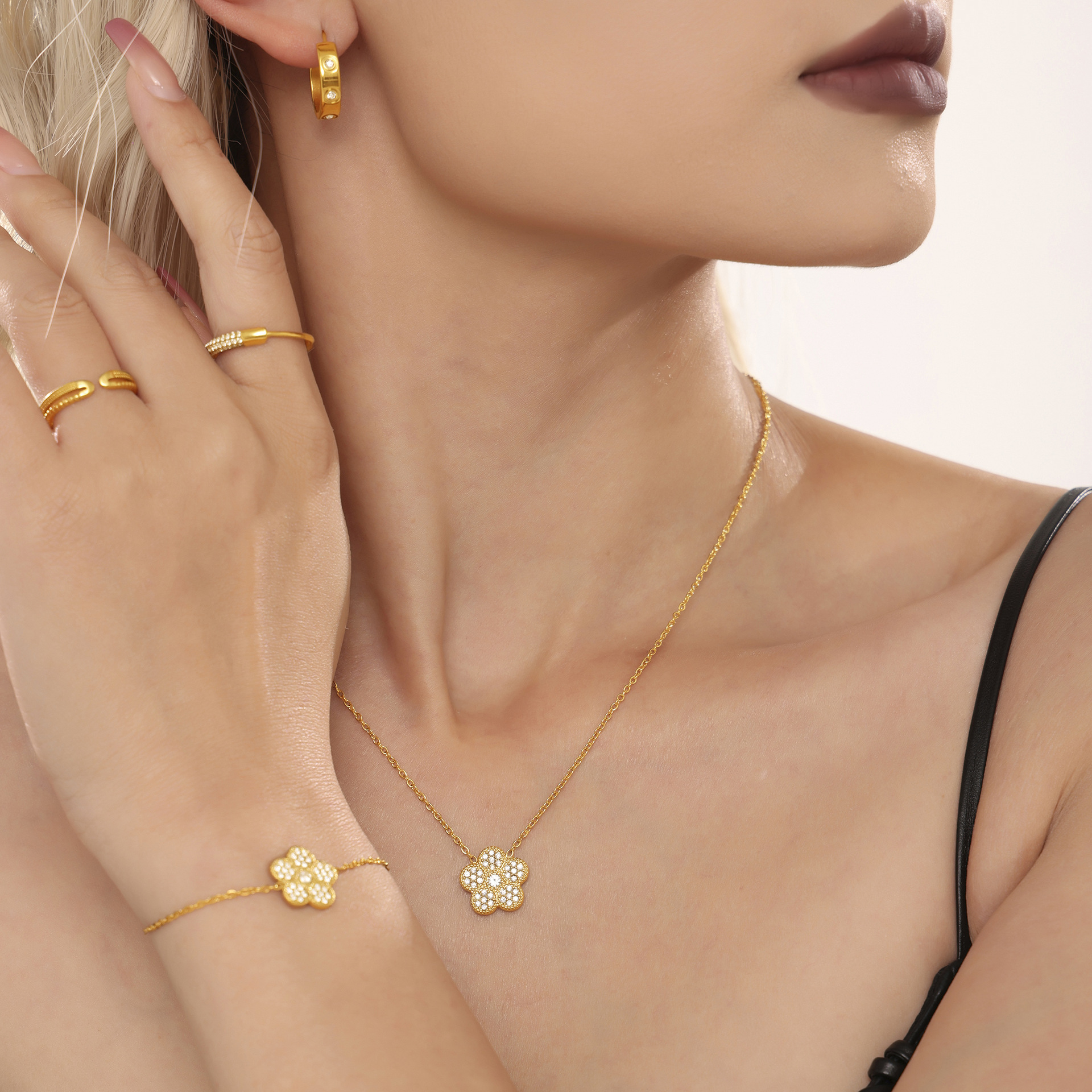 Flores de ciruela incrustadas de zircón superbrillo de diamante de lujo temperamento collar pulsera de acero inoxidable Dongguan conjunto de joyas mujeres