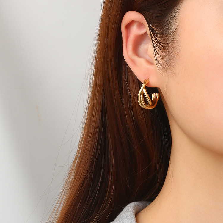 Moda europea y americana transfronteriza de alto grado versátil de acero inoxidable pendientes regulares de las mujeres de moda 18K Luz de lujo pendientes de las mujeres