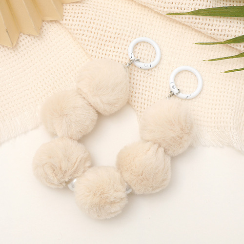 Yi Lian autumn and winter new fur ball beaded hand chain mobile phone case bag pendant short wrist strap chain for women