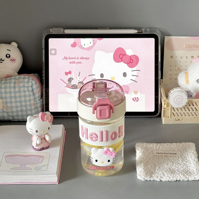 漫画風の女の子用ストロー付き携帯用かわいいネット人気落下防止プラスチック製ウォーターカップ、スポーツ用キュートなフィギュア付き|undefined