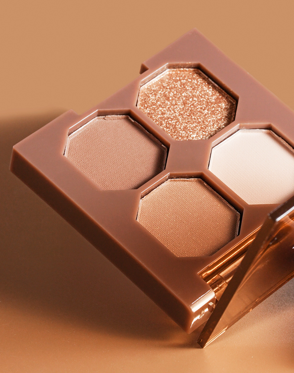 GIGI ROSE's four-color eyeshadow palette is easy to apply without powder flaking. It features earth tones, brightening and matte contouring. New product Item Picture