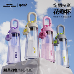 新型高颜値花びらカップ大容量アウトドアスポーツカッププラスチックハンドルカップシンプル泡カップ卸売り