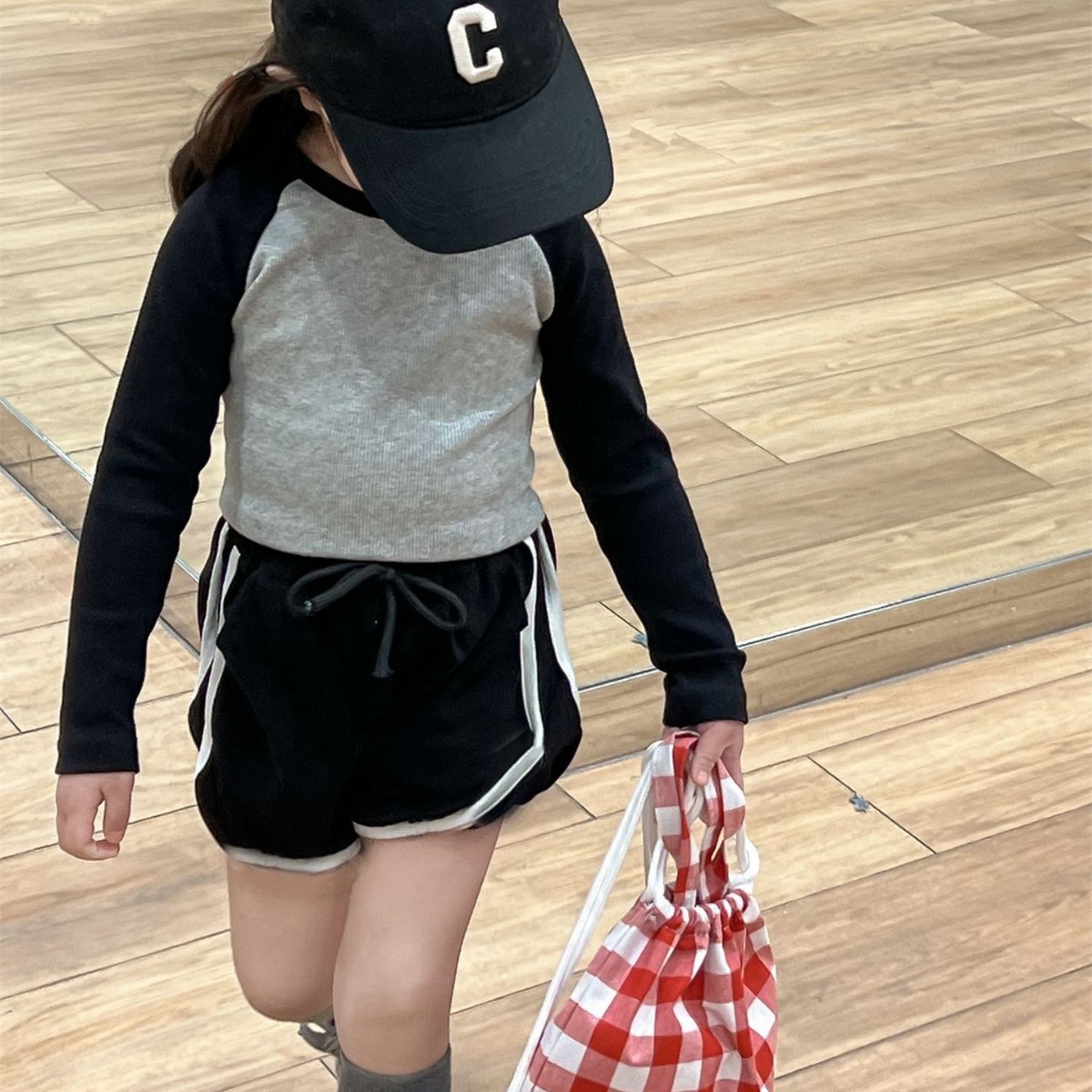 South Korea children's clothing girls' spring and summer contrast color round neck long sleeve bottoming shirt + hot girl drawstring wide leg shorts hot pants foreign trade