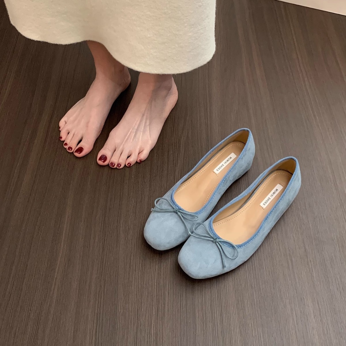 Zapatos individuales de ballet de gamuza realzados en estilo francés, zapatos de mujer 2025 nuevos zapatos de noche rojos con lazo de primavera y otoño