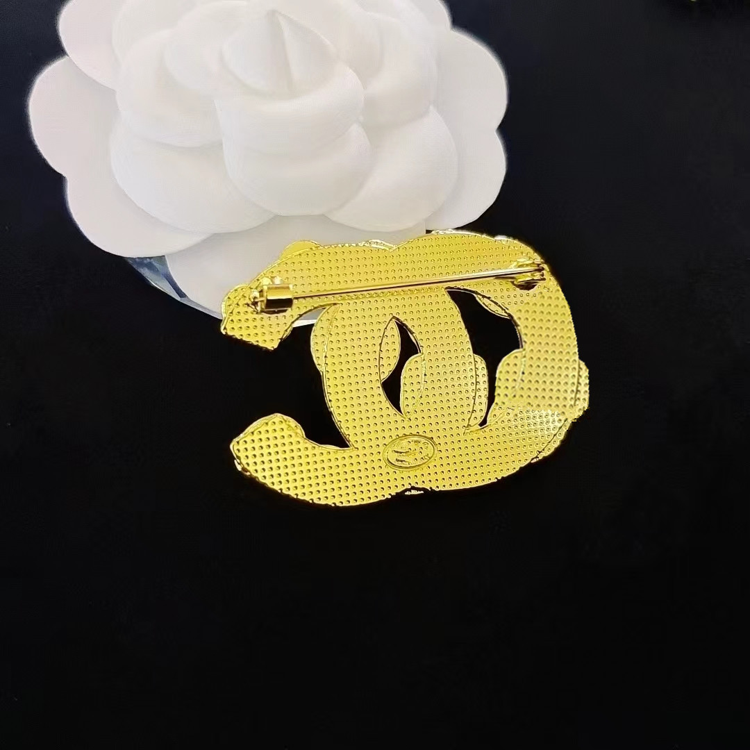 Superior Enamel Color Double Letter Brooch Ladies Elegant Style Pin All-match Wool Jacket Collar Pin Noble Accessories