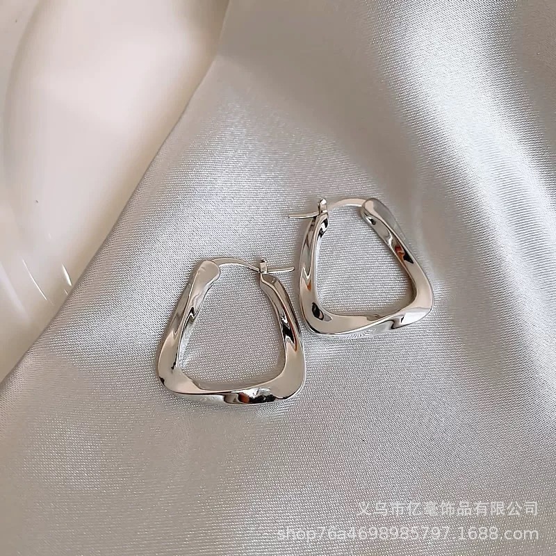 S925 Pendientes de perlas de temperamento Pendientes de lujo ligero de alta gama Pendientes al por mayor y al por menor transfronterizos Mujeres