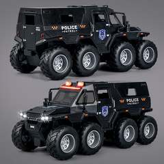 男の子は8輪の警察の車の模型の慣性をシミュレーションします。