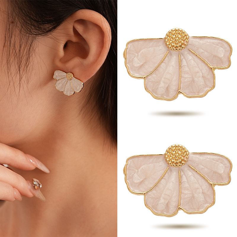 30g Weight 0.03µm Gold Plating Thickness Electroplating Gold Plating Process Alloy Ear Needle Material Copper Plated Plating Material Ear Studs Classification 1 Pair Quantity Holiday, Daily Occasion Alloy Material Flower Pattern Women's Gender Elegant, Retro Style Enamel Craft 1 Pair Elegant Retro Flower Enamel Alloy Drop Earrings Ear Studs 14