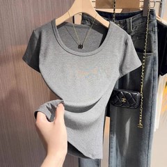 夏の新型U襟tシャツの女性の中に半袖2025の新型が着ています。