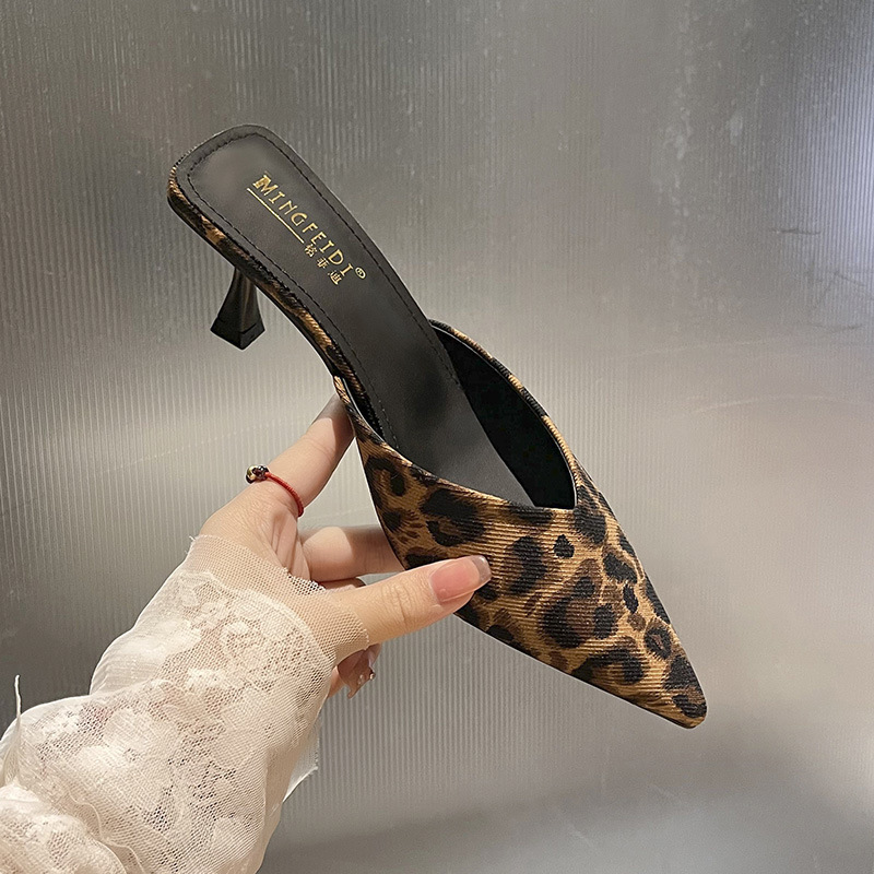 2026 nuevo estilo de verano francés punzante estampado leopardo temperamento tacones delgados de moda media zapatillas para usar sandalias de tacones altos image 1