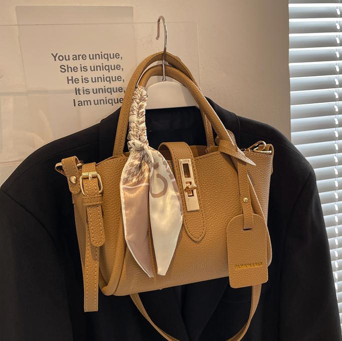 Bolso de mano de estilo occidental de alta gama para mujer 2024 nuevo bolso de cubo de agua de fuego súper popular bolso de mensajero retro de tendencia salvaje