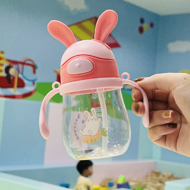 Taza de plástico para niños correa de Asa giratoria de doble uso taza de bebida para niños Linda paja de plástico Copa de fábrica