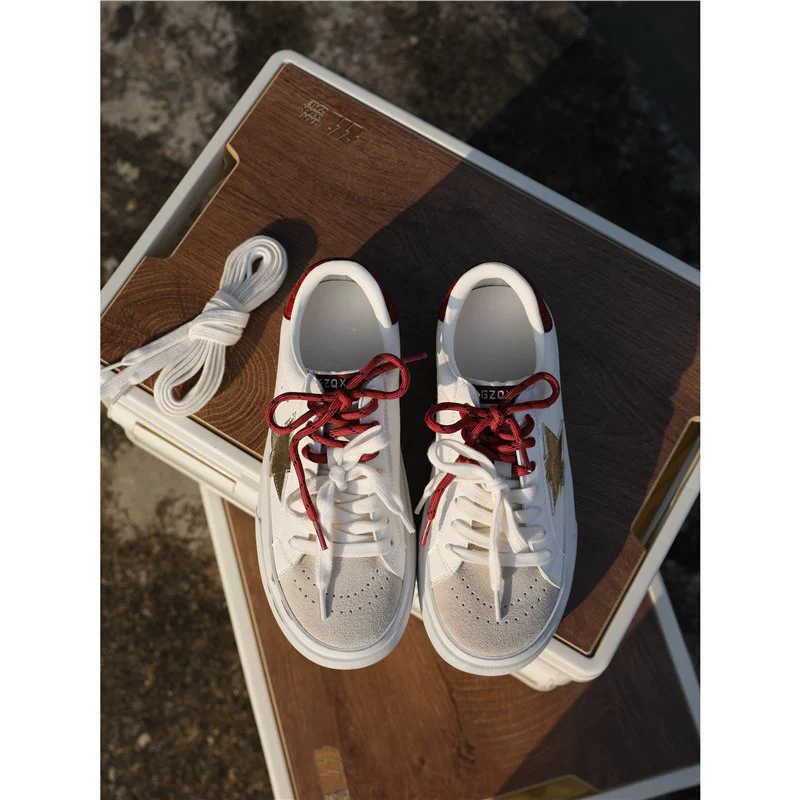 Женские кроссовки из натуральной кожи, модель 2025 года, оптом,  с эффектом состаренной кожи, звёздами, двойными шнурками, цветная комбинация, весна 2025 года.